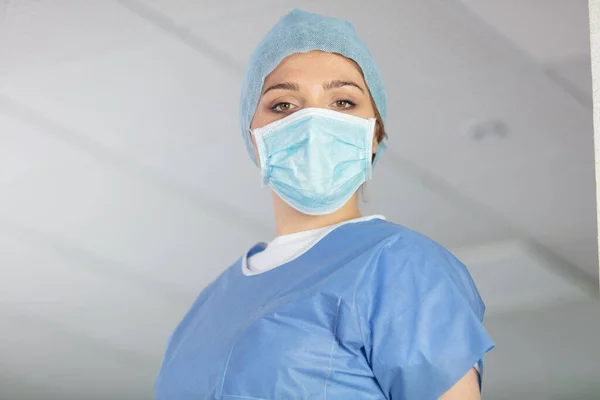 Жінка Лікар Капелюсі Масці Обличчя Хірургічній Кімнаті — стокове фото