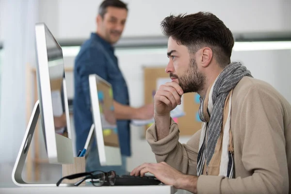 Estudiante Masculino Delante Computadora — Foto de Stock