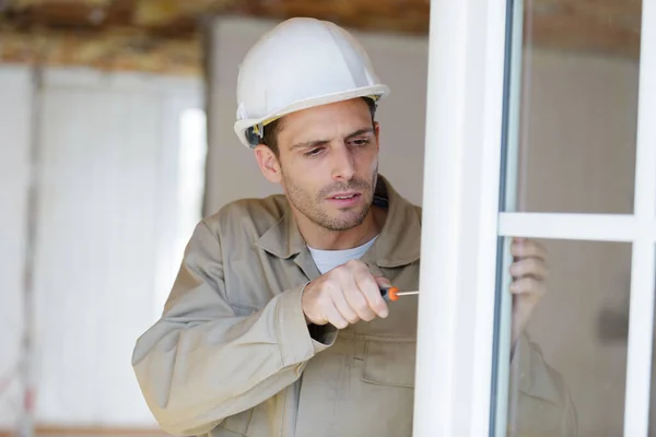 Trabajador Profesional Hombre Está Arreglando Ventana —  Fotos de Stock