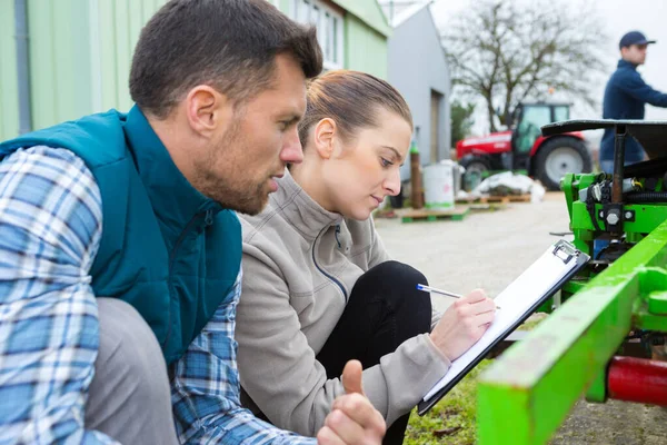 Donna Con Cianografia Appunti Che Parla Con Collega — Foto Stock