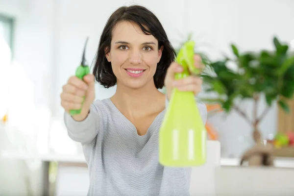 家庭で水噴霧器を持つ幸せな女性や主婦 — ストック写真