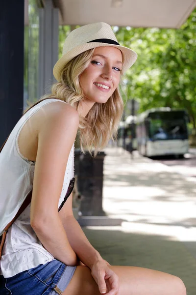 Усміхнена Жінка Чекає Автобус — стокове фото