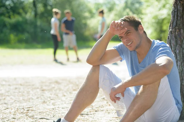 Fitness Man Zittend Gras Rusten Sport Oefeningen — Stockfoto