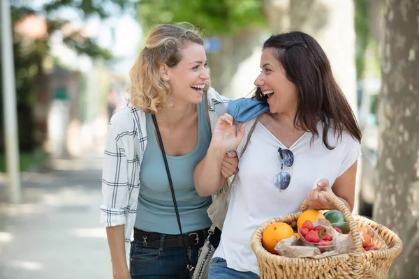 Ευτυχισμένο Ζευγάρι Μετά Την Αγορά Φρούτων Και Λαχανικών Μια Αγορά — Φωτογραφία Αρχείου