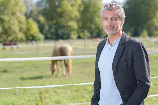 Man Looking Camera Next Horse Fields — Stock Photo, Image