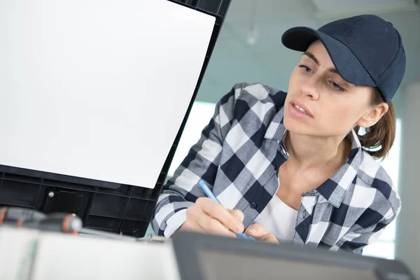 Žena Kontroluje Tiskový Stroj Kanceláři — Stock fotografie