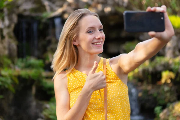 Kvinna Som Visar Tummen Upp Och Tar Selfie Foto — Stockfoto