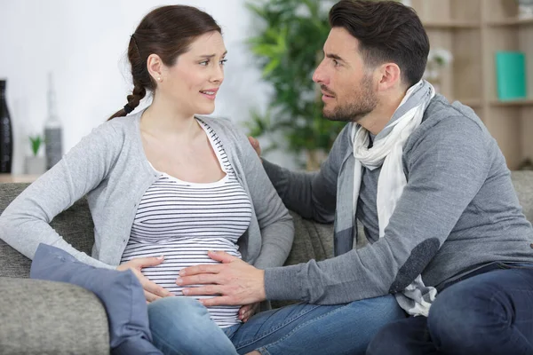 Schwangere Leidet Unter Bauchschmerzen Und Ehemann Tröstet — Stockfoto