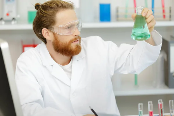 Man Het Lab Test Nieuw Reinigingsmiddel — Stockfoto
