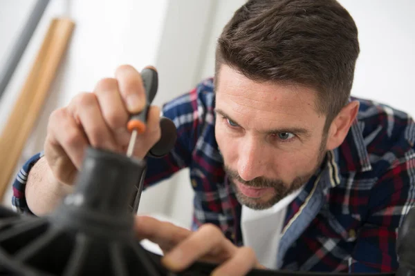 Konzentrierter Mann Repariert Einen Stuhl — Stockfoto