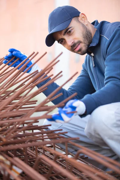 Jovem Construtor Bonito Com Barras Fundação — Fotografia de Stock