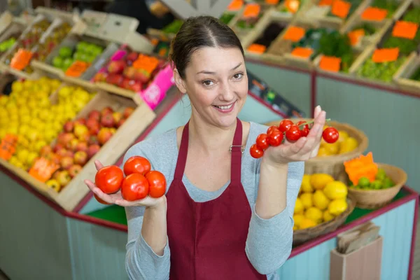 Kobieta Pracująca Rynku Owoców — Zdjęcie stockowe