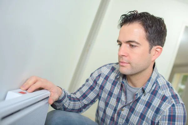 Hombre Cambiando Temperatura Del Radiador —  Fotos de Stock