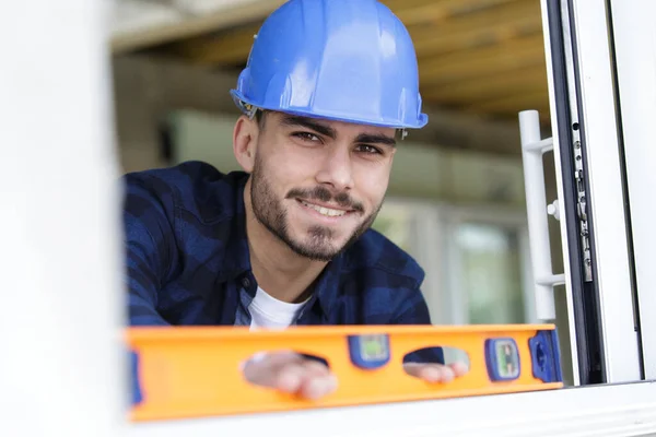 Janela Verificação Construtor Com Nível Espírito — Fotografia de Stock