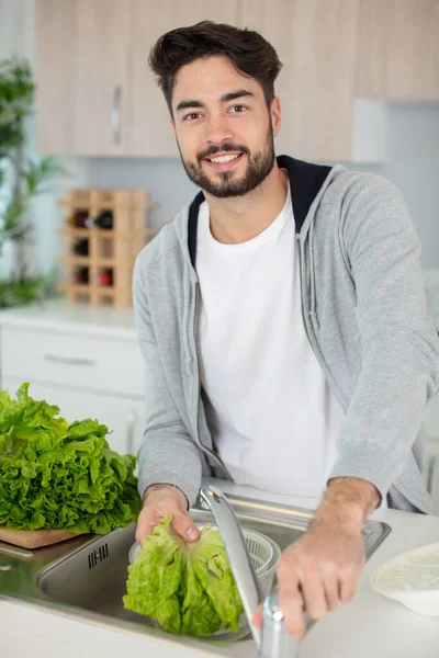 Ung Man Städa Sälja Köket — Stockfoto