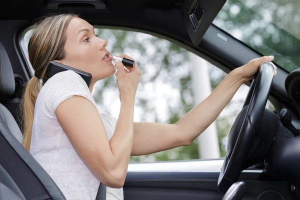 Mujer Aplicando Maquillaje Mientras Conduce Coche —  Fotos de Stock