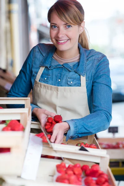 Vrouwelijke Kruidenier Die Kratten Aardbeien Uitpakt — Stockfoto