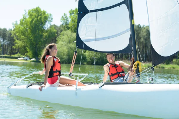 Ett Lyckligt Ungt Par Segling — Stockfoto