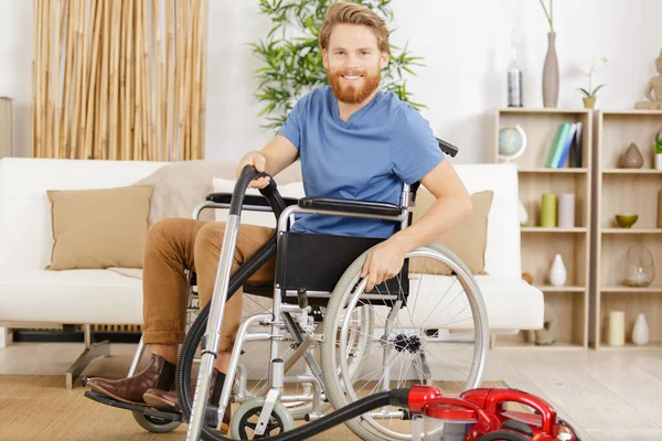 Hombre Discapacitado Silla Ruedas Casa Limpieza Vacío —  Fotos de Stock
