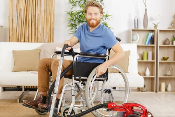 Gehandicapte Man Rolstoel Stofzuigen Huis — Stockfoto