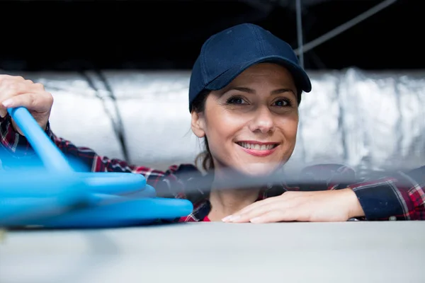 Mujer Con Tubo Azul Techo Los Locales Industriales —  Fotos de Stock