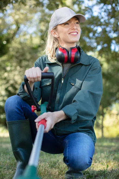 Young Woman Mowing Grass — Stock Photo, Image