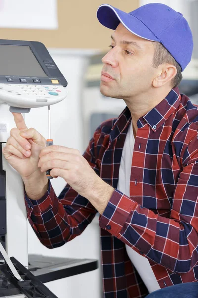 Männlicher Mitarbeiter Überprüft Den Drucker — Stockfoto