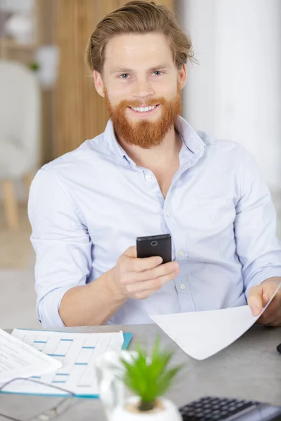 Operador Atención Cliente Masculino Sonriendo Cámara — Foto de Stock