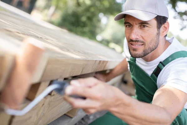 Primer Plano Del Hombre Pintando Una Mesa Aire Libre — Foto de Stock