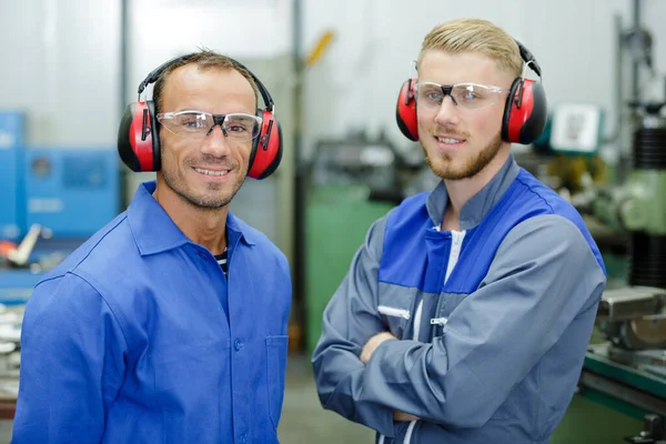 Twee Monteurs Kijken Naar Camera — Stockfoto