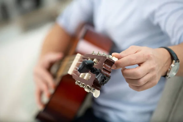 Imagen Primer Plano Músico Afinación Guitarra — Foto de Stock