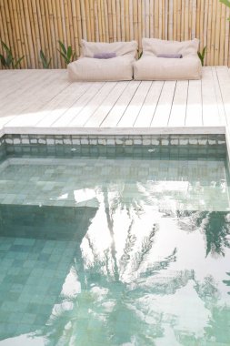 Havuzun yanındaki iki fasulye torbaları