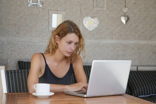 Giovane Donna Che Utilizza Computer Portatile Mentre Beve Caffè — Foto Stock