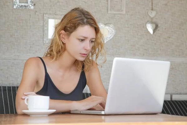 Jonge Vrouw Met Laptop Terwijl Het Drinken Van Koffie — Stockfoto