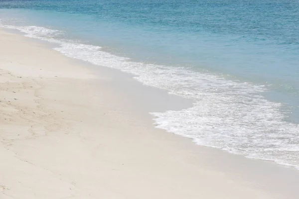美しい砂浜のない人 — ストック写真