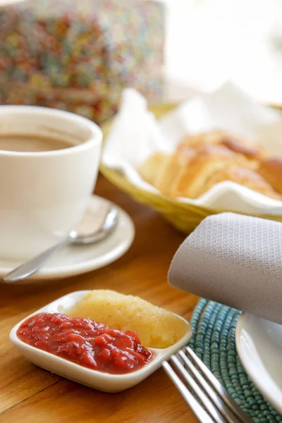 Gebäck Kaffee Und Marmelade Auf Dem Tisch — Stockfoto