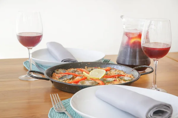 Paella Und Sangria Auf Dem Restauranttisch — Stockfoto