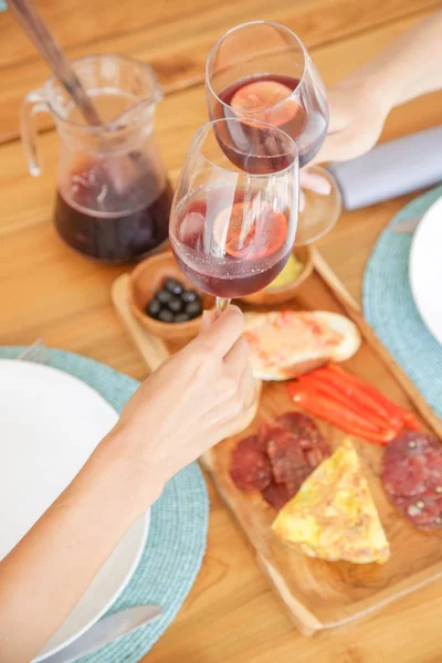 Dois Amigos Brindam Com Sangria Sobre Placa Tapa — Fotografia de Stock