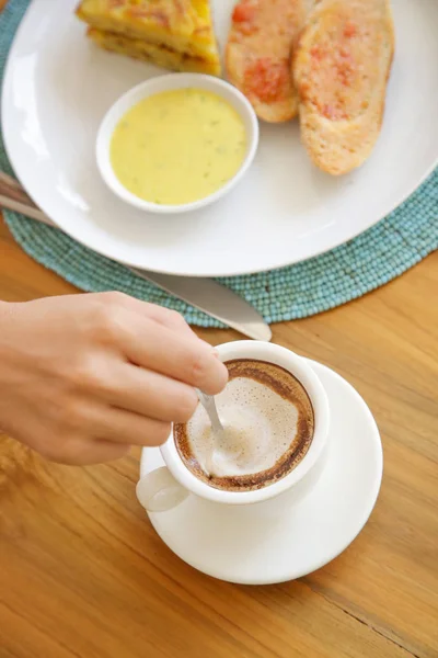 Mädchen Frühstücken Und Kaffee Trinken — Stockfoto