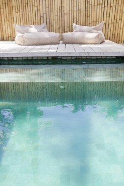 Havuzun yanındaki iki fasulye torbaları