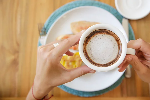 朝食とコーヒーのカップを持つ女の子 — ストック写真