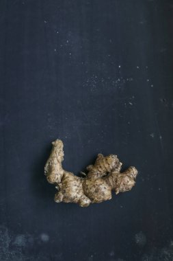 Zencefil kökü koyu arka plan üzerinde