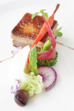 Domuz eti parça et, çok şık bir dekorasyon olarak sebze ile servis