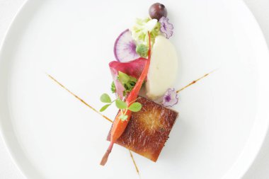 Domuz eti parça et, çok şık bir dekorasyon olarak sebze ile servis