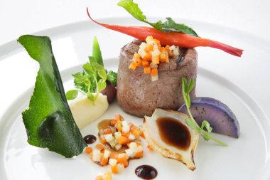 Domuz eti parça et, çok şık bir dekorasyon olarak sebze ile servis