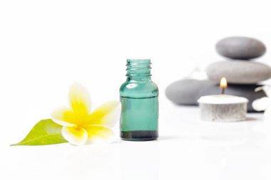 Zen taşlar ve frangipani çiçek Yeşil Kozmetik Şişeler