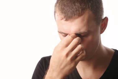 Baş ağrısı veya sinüs ağrısı olan genç adam