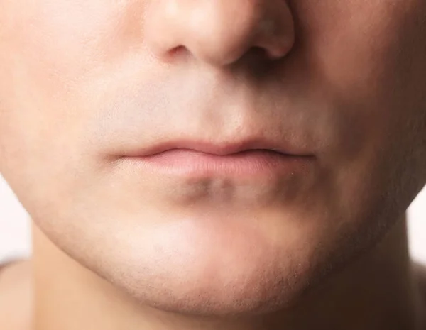 男の唇のクローズ アップ — ストック写真
