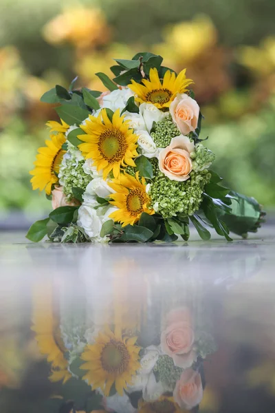 Schöne Hochzeit Sonnenblumen Strauß — Stockfoto