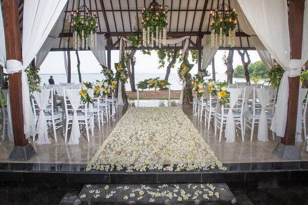 Романтическая свадебная обстановка на пляже
